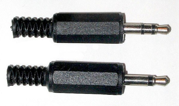 Stereo (upper) and mono (lower) patch cable connectors. Both have a tip and sleeve conductor, but stereo has an additional 